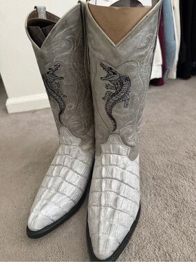Women’s Croc-Embossed Pointed-Toe Heeled Boots in Light Green/Grey